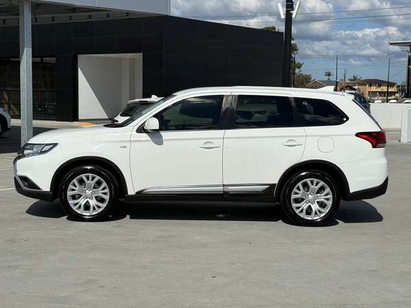2020 Mitsubishi Outlander ES Automatic Petrol Front Wheel Drive