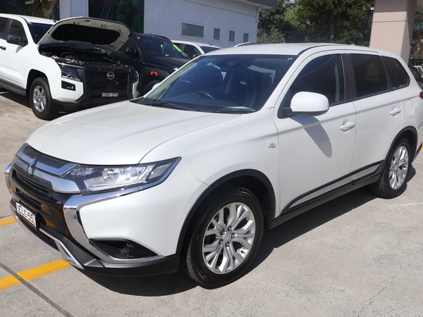 2020 Mitsubishi Outlander ES Automatic Diesel AWD