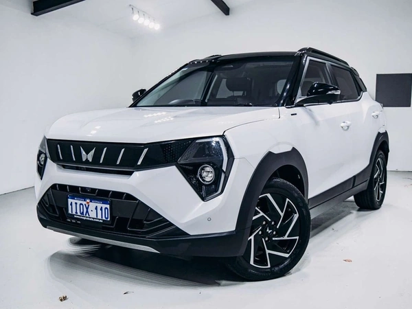 2025 Mahindra XUV3XO AX7L Front Wheel Drive Automatic