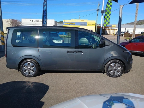 2022 Hyundai Staria 8 Seats Automatic Petrol